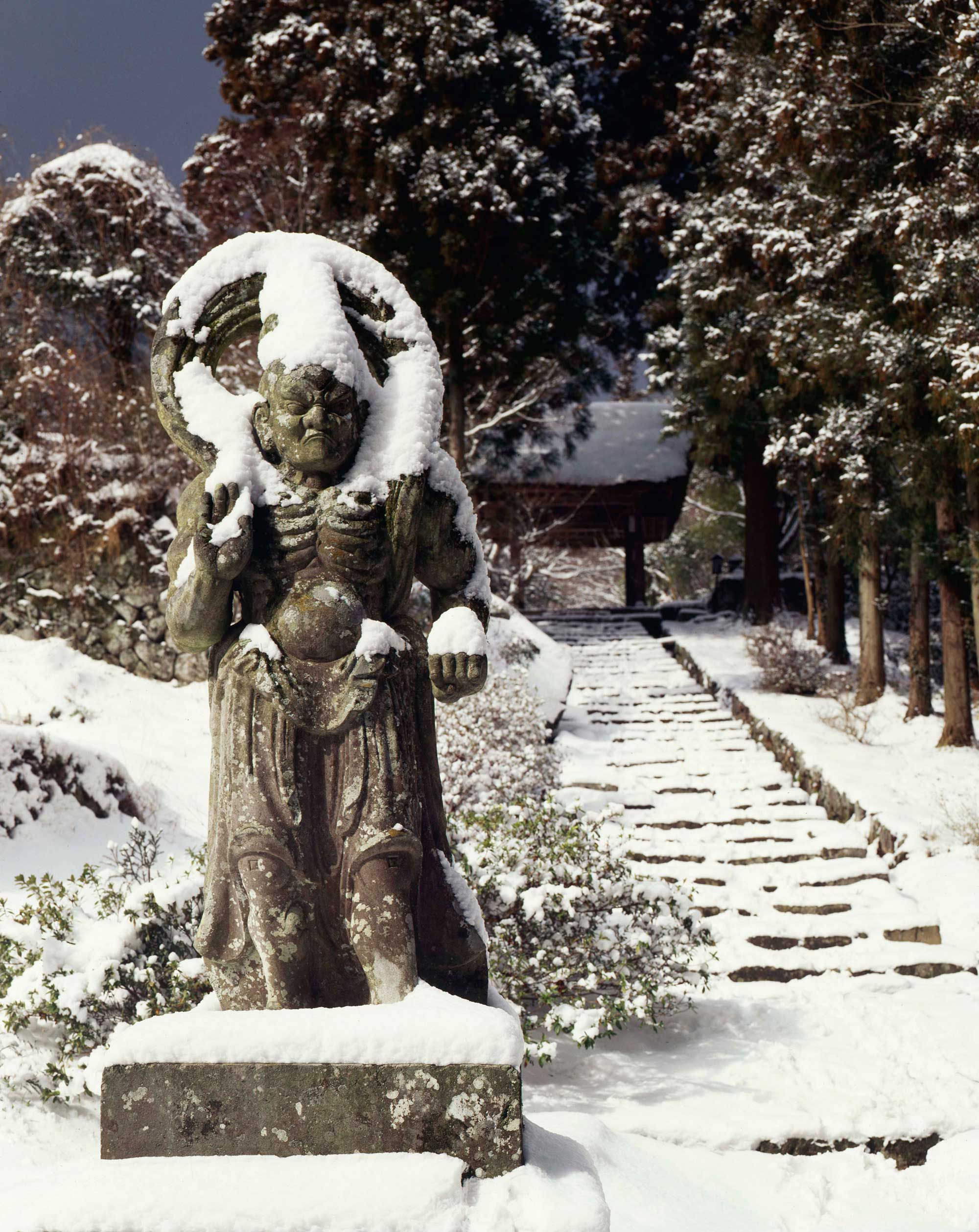冬、雪の綿帽子をかぶり、 少し穏やかな表情を見せる仁王像。