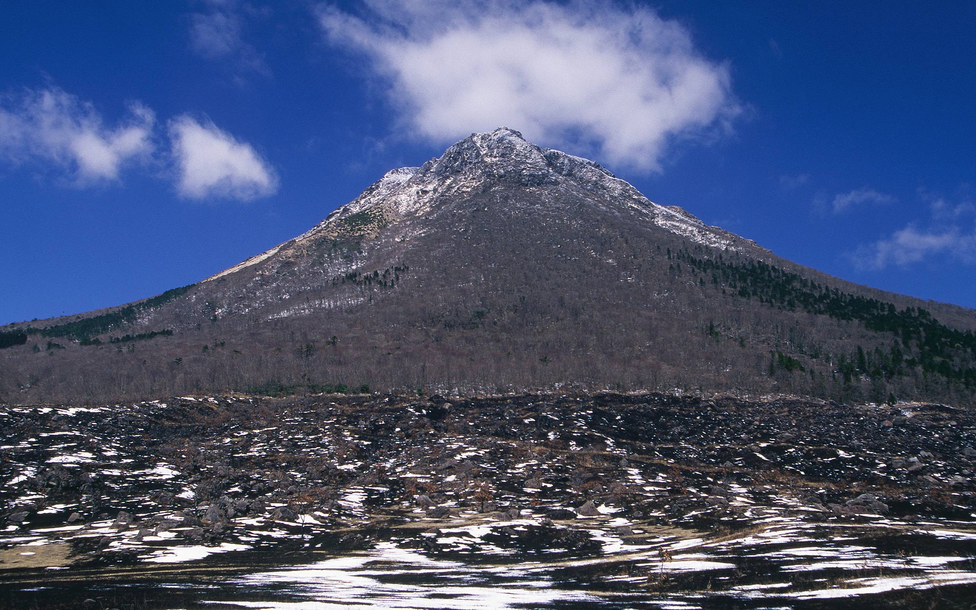 豊後富士とも呼ばれ、大分県の代表的な名山・由布岳。