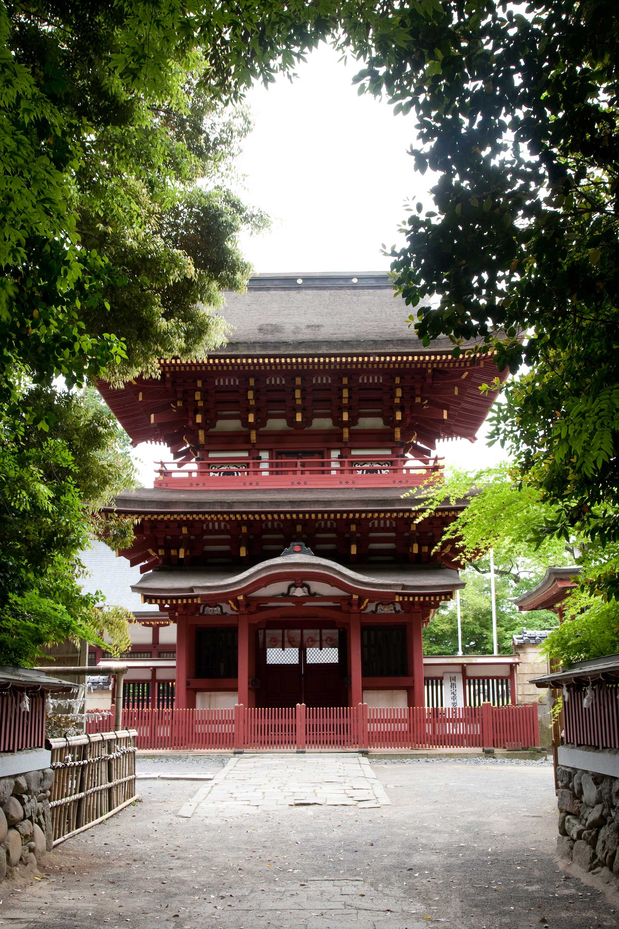 宇佐神宮の元宮の一つでもある薦神社の楼門。