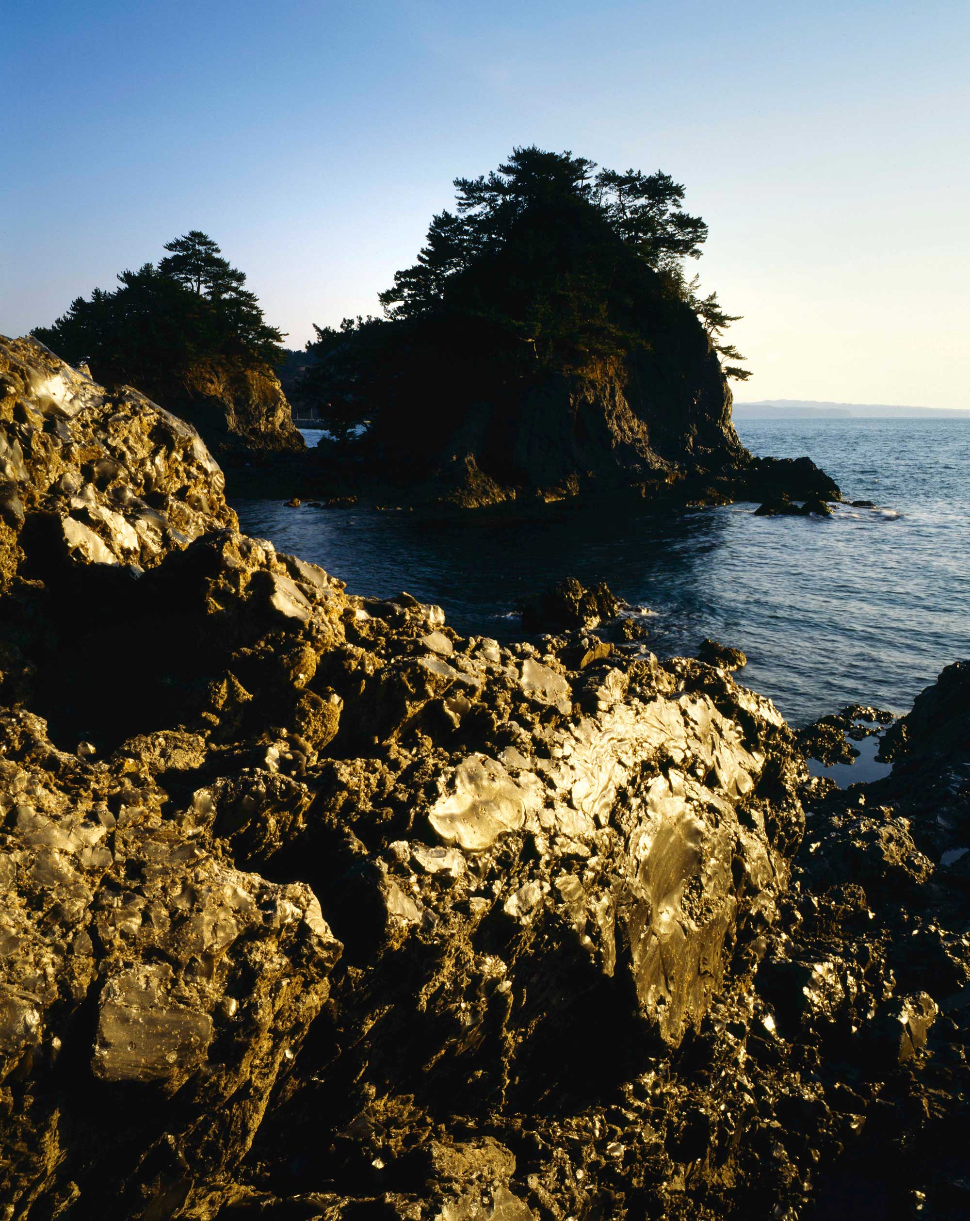 火山によって生まれた姫島黒曜石は全国屈指の産出量で、2万年にわたり採取された。