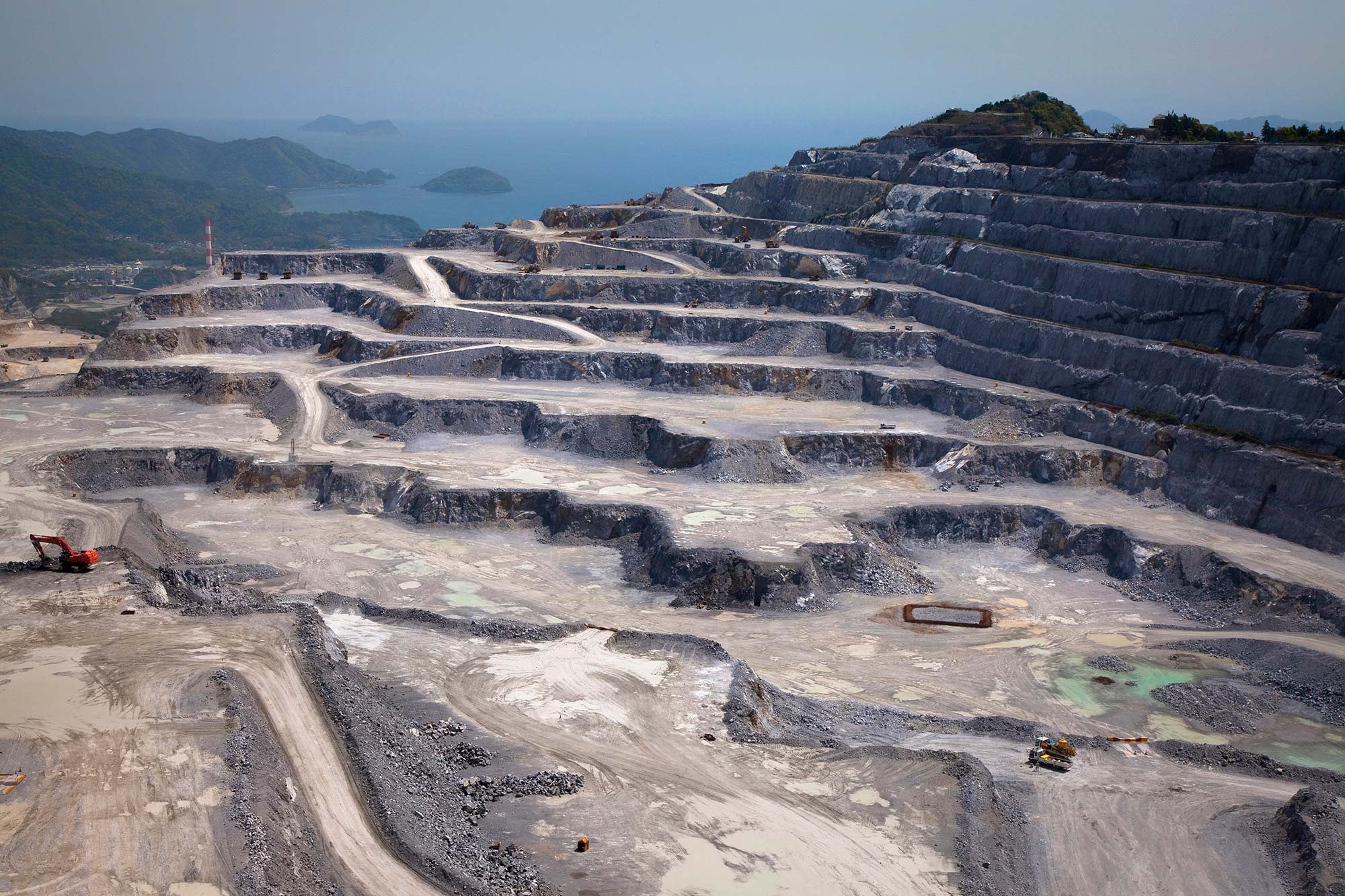 石灰岩の純度が高く、現代では日本一の生産量を誇る津久見の石灰鉱山は埋蔵量も豊富。