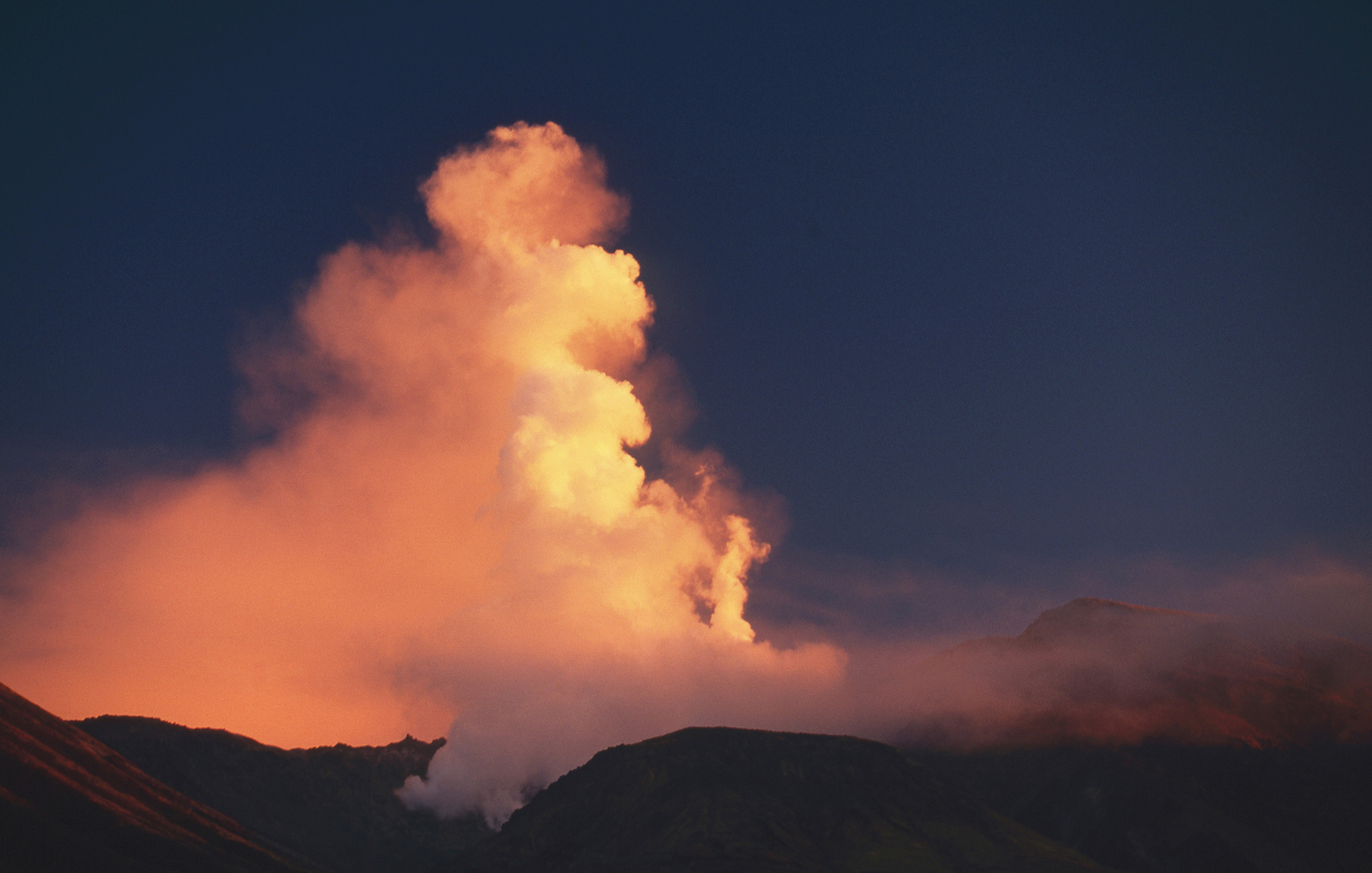 強烈な火山エネルギーの証し、空高く噴き上がる噴気。