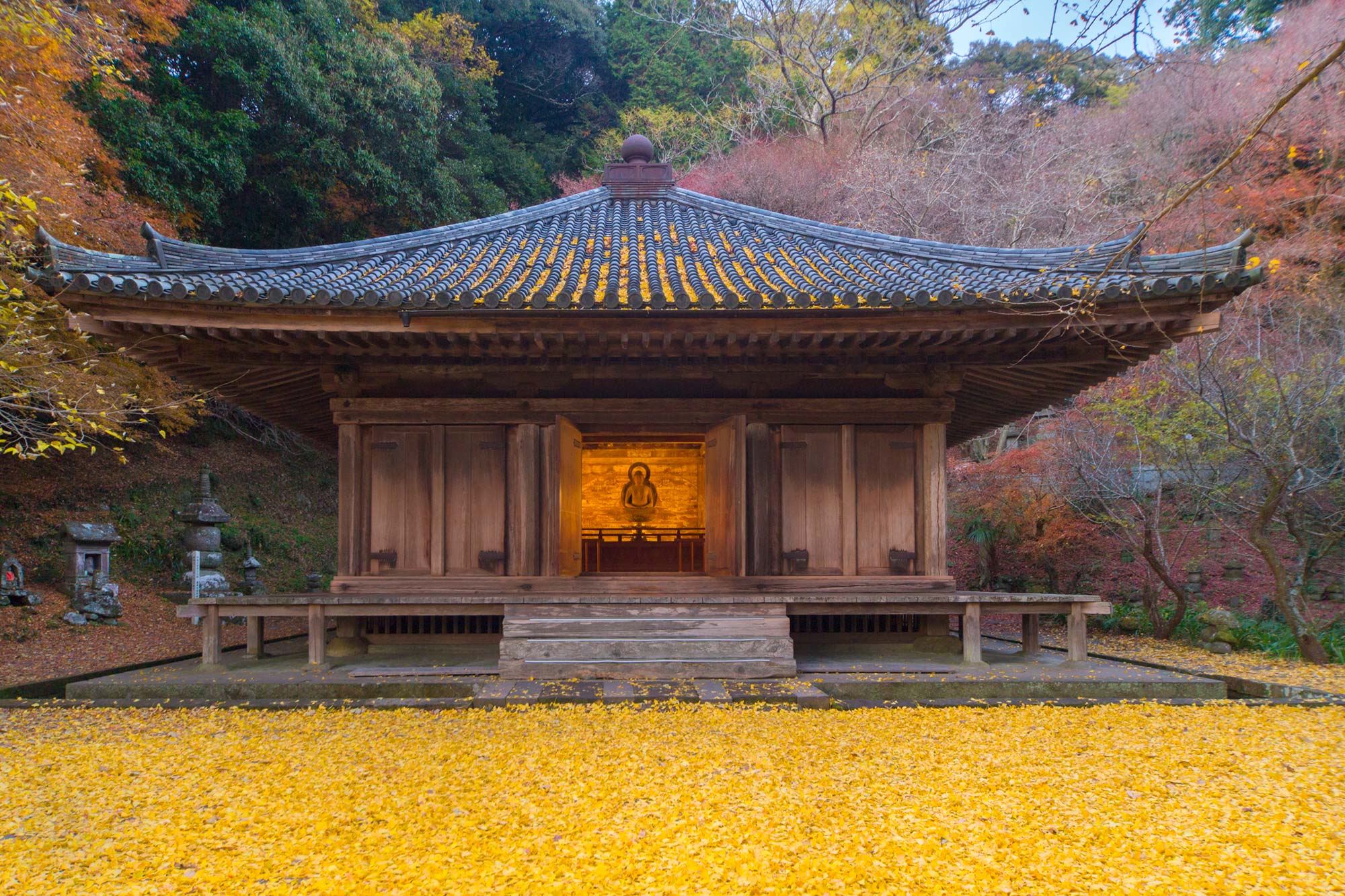 九州最古の木造建築、紅葉に 囲まれた国宝・富貴寺大堂。